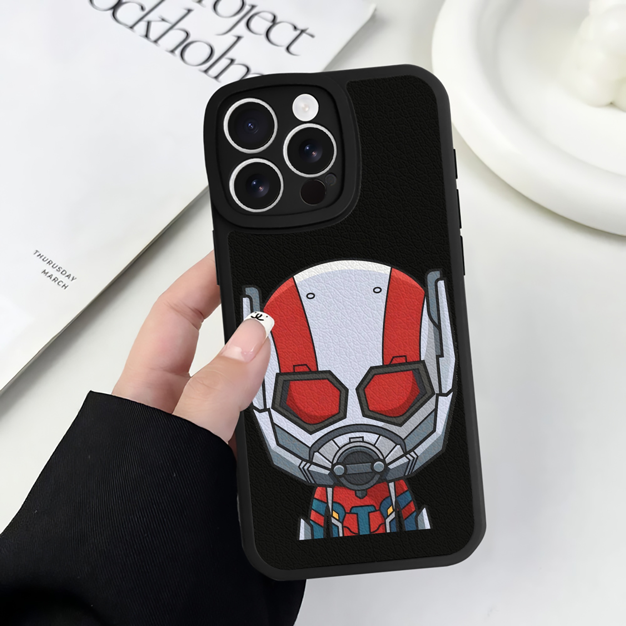 （画像用） アベンジャーズ The Avengers 【iPhone 16シリーズ対応】シリコンスマホケース（レザー調） 材質：シリコン